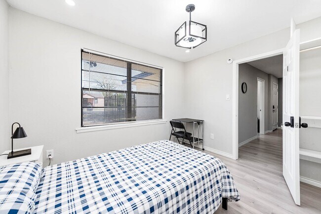 Building Photo - 4356 Phlox St