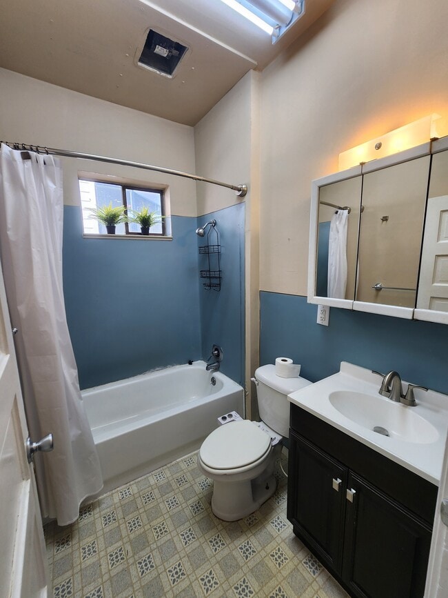 Building Photo - 304 NE 50th St