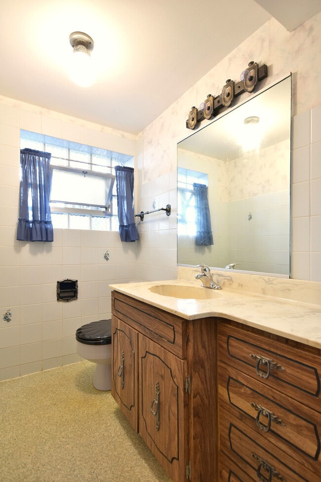 Building Photo - 8006 W Courtland Ave