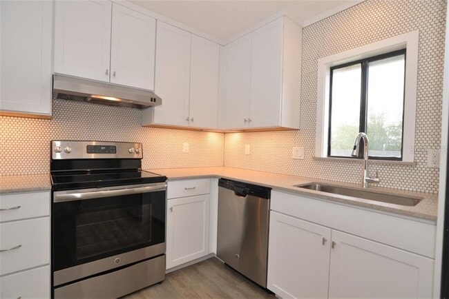 Building Photo - 361 W Lake Faith Dr