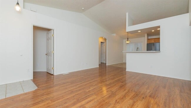 Building Photo - Welcome to this spacious 5-bedroom, 2-bathroom home in Nampa, ID