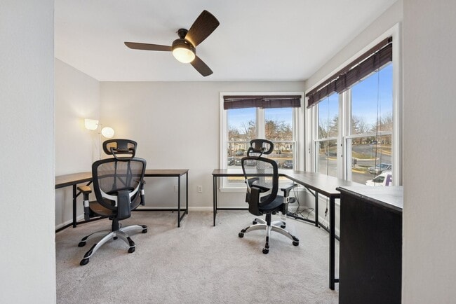 Building Photo - Welcome home to this beautifully updated end-unit townhome in the heart of Kingstowne — one of No...