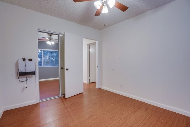 Building Photo - 537 E Hyde Park Blvd