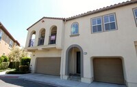 Building Photo - Upgraded 2 bedroom/ 2 bath in the heart of...