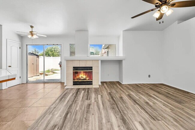 Building Photo - Spacious 3 Bedroom, 2 Bathroom with office!