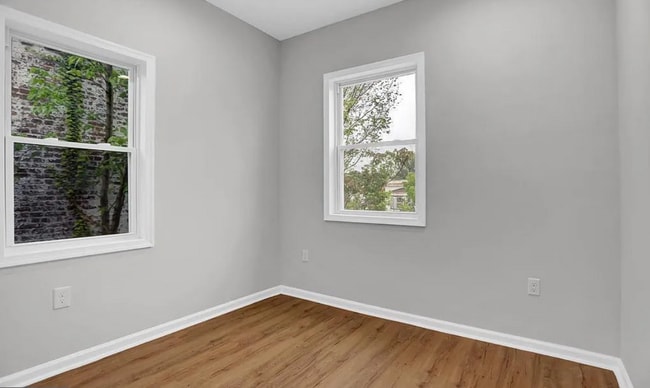 Building Photo - Beautifully Updated Townhome