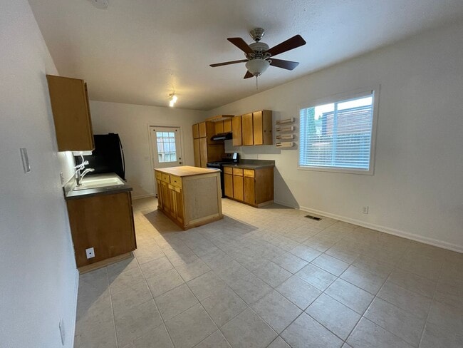 Building Photo - Charming and Updated 1913's Home! Woodstoc...
