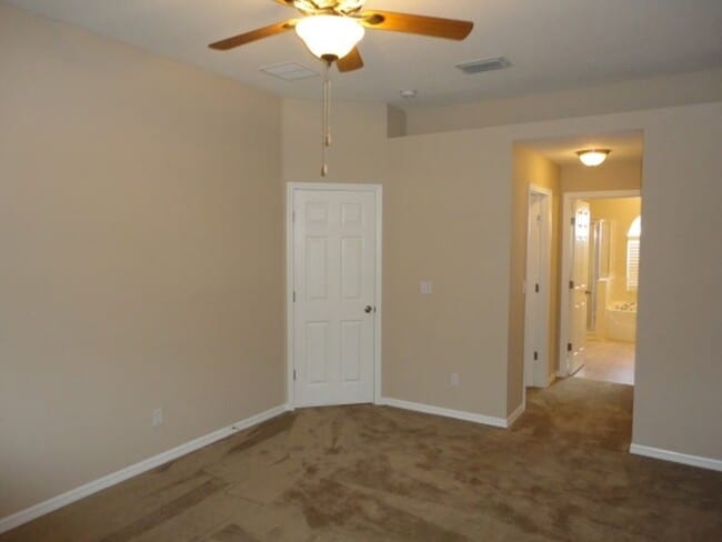 Building Photo - 2610 Vinedale Ave