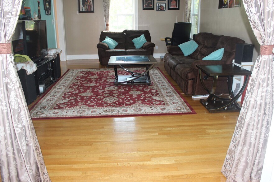 Living room - 8 Park Ave