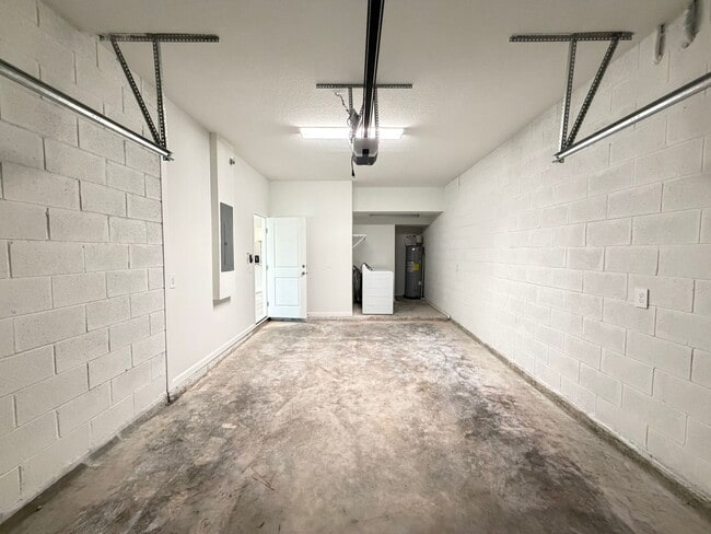 Building Photo - 5353 Vista Lago Dr