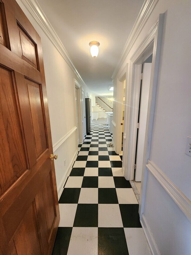 Building Photo - Sprawling Home in Bay Colony