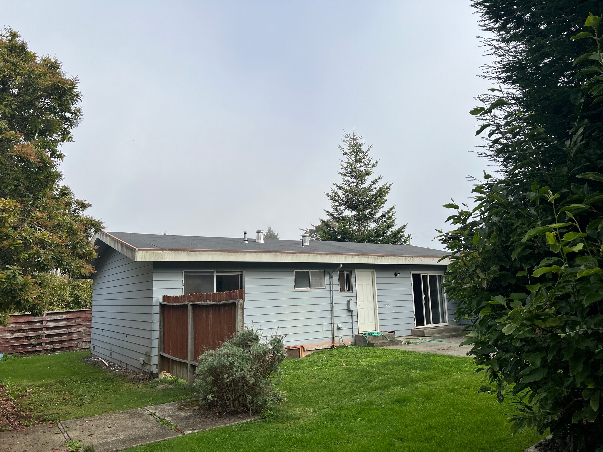 Building Photo - 5926 Walnut Dr