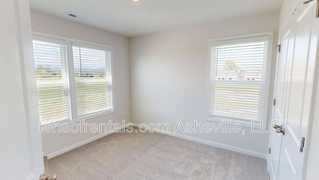 Building Photo - 545 Wheatfield Rd