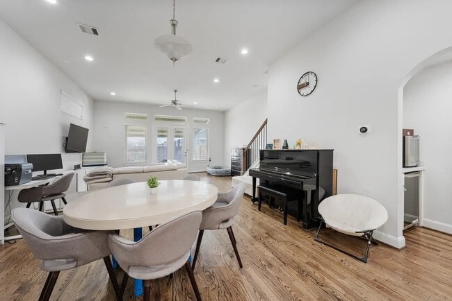 Building Photo - 3022 Maxroy St