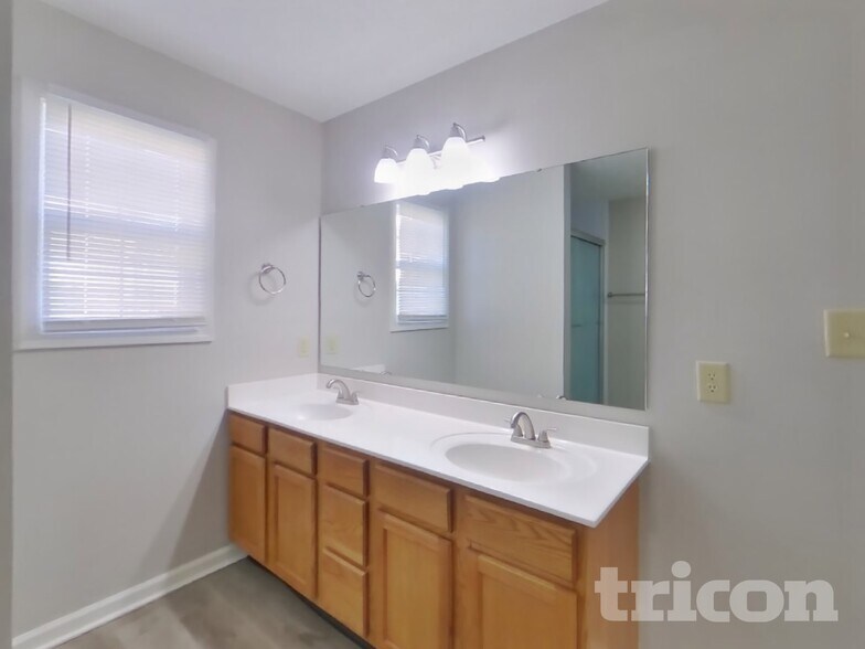 Building Photo - 910 S Shore Ct