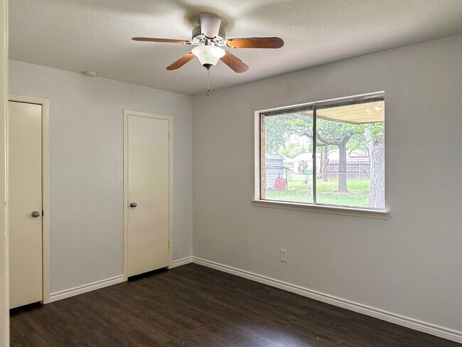 Building Photo - Spacious 3/2