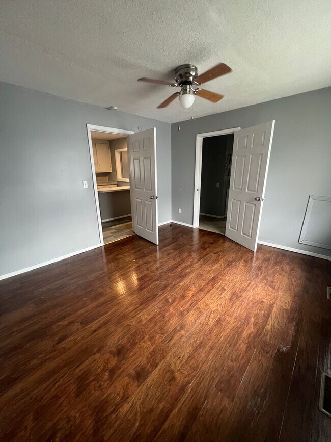 Building Photo - 3 bedroom and 1.5 bathroom house