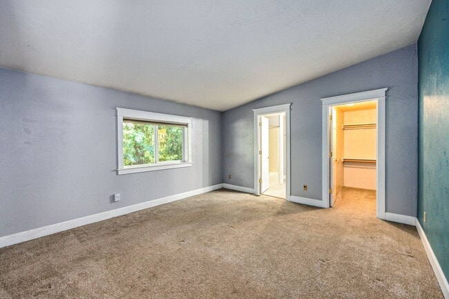 Building Photo - 4+ Bedroom Home - Surrounded by Nature, ne...