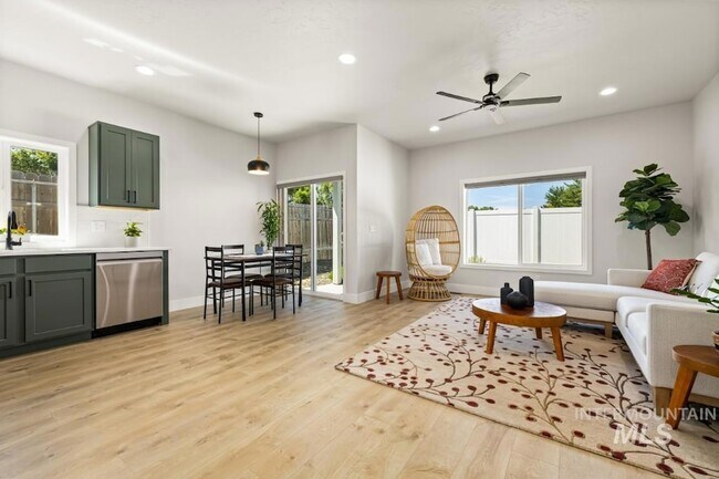 Building Photo - 10494 W Shields Ave