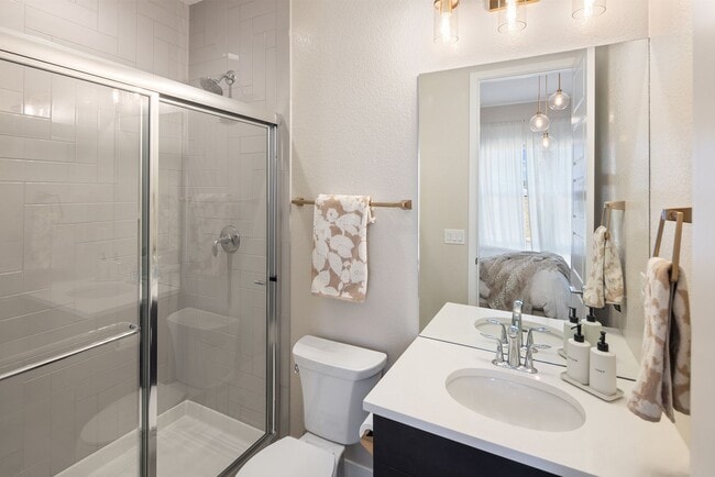 Building Photo - 6 Bedroom 5.5 Bathroom Single Family Home ...
