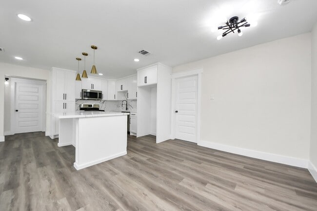 Building Photo - 918 Loper St