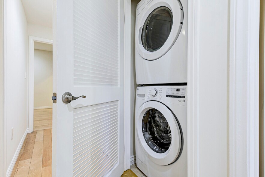 Building Photo - 556 E Palm Ave