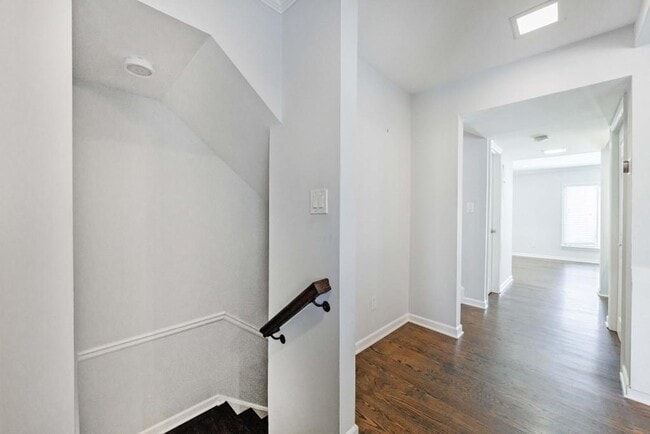 Building Photo - 13 Ivy Square Northeast