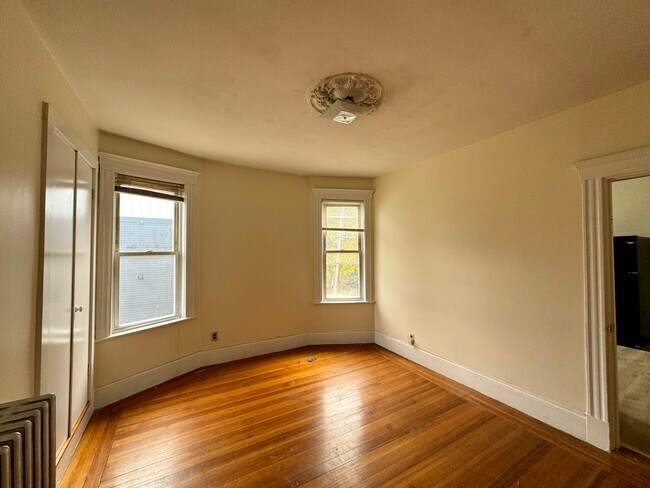 Building Photo - 144 Hillside St