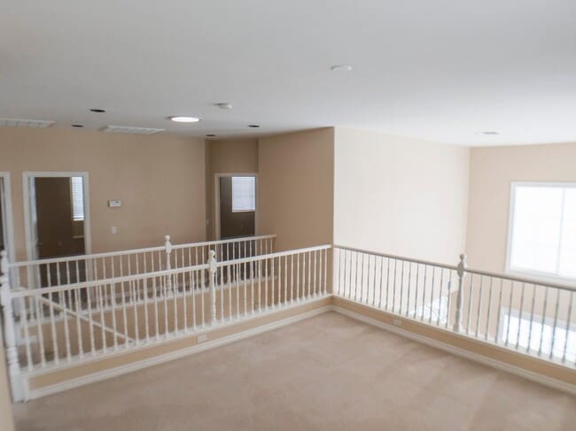 Building Photo - 3 BEDROOM, 3 BATHROOM, 2 CAR GARAGE, COMMU...