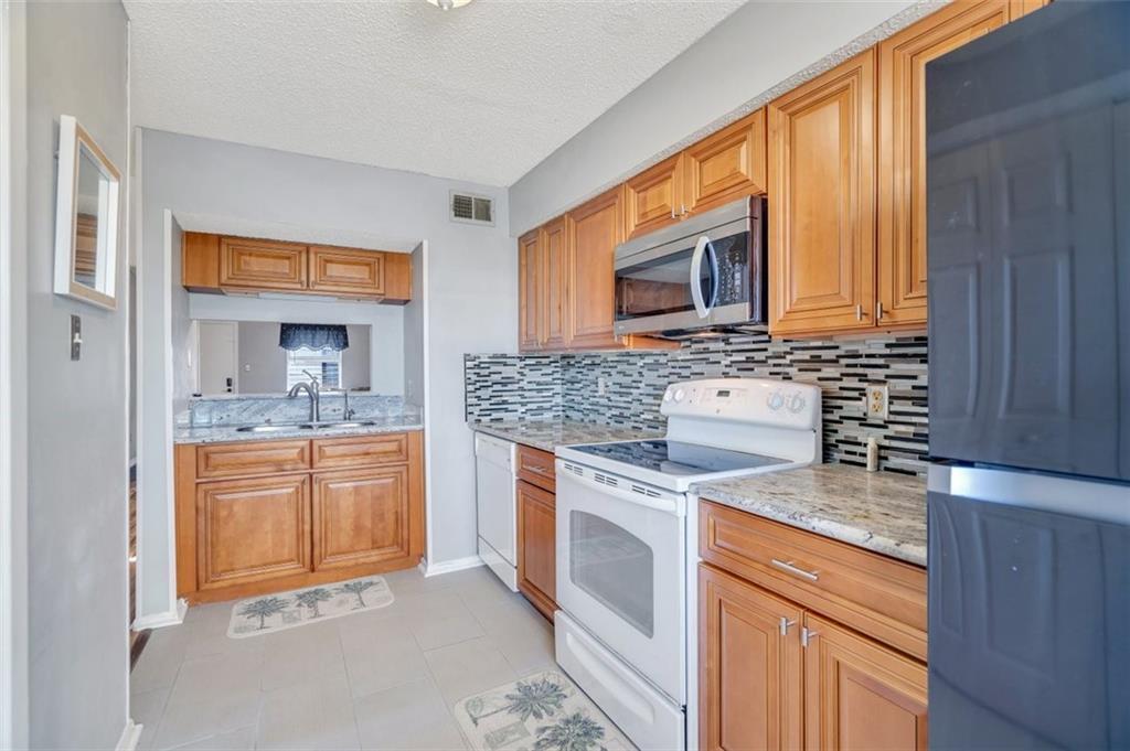 Kitchen - 2301 Edenborn Ave