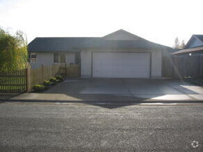 Building Photo - Spacious 3BD Ranch Style Home