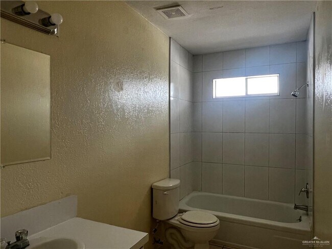 Building Photo - 7 Gastel Cir