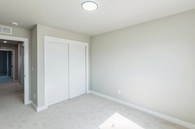 Building Photo - Beautiful near-new townhouse in Urbandale, available mid-August