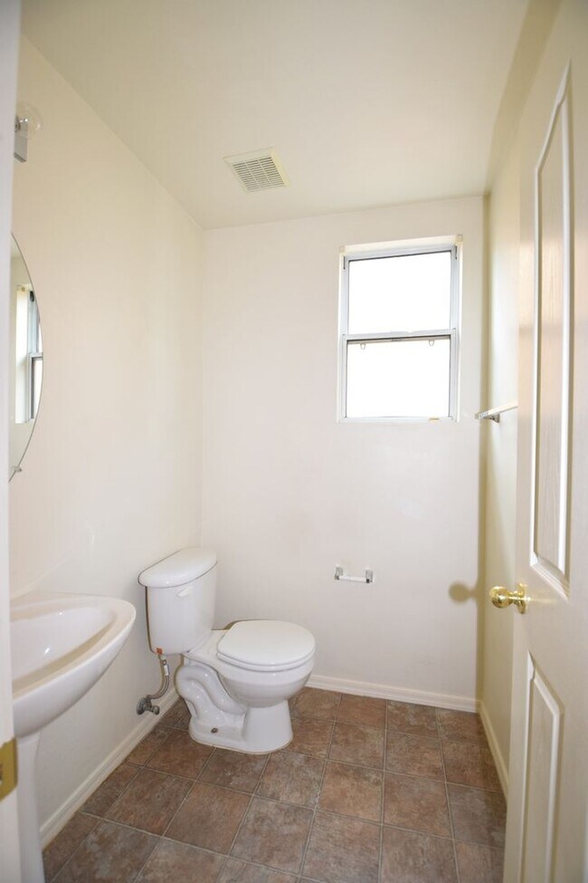 Building Photo - Spacious 3 bedroom 2.5  bath home with a loft