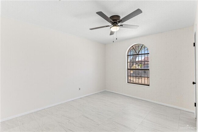 Building Photo - 1022 S Richmond Dr