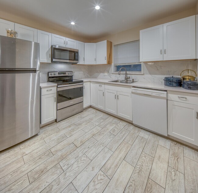 Building Photo - 301 S Lakeside Dr