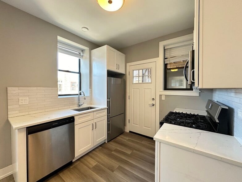 Building Photo - 3934 N Janssen Ave