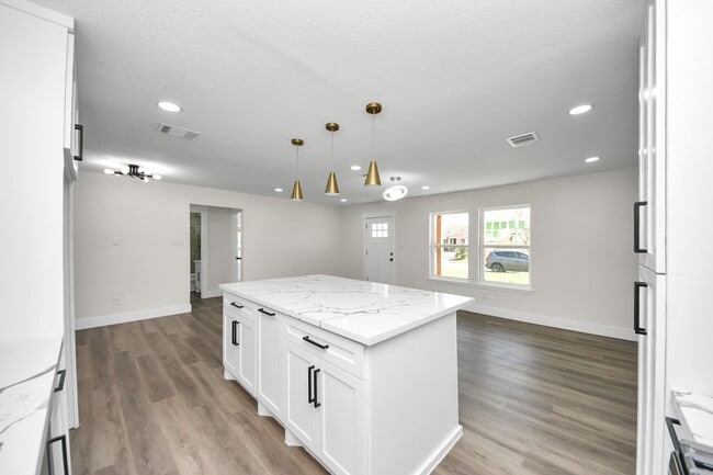 Building Photo - 918 Loper St