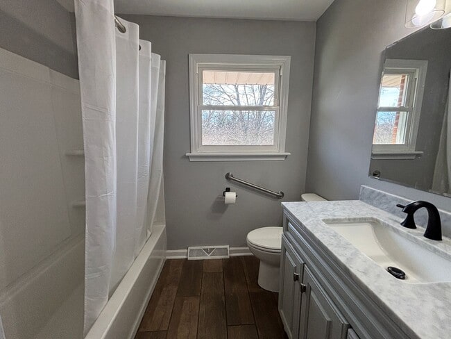 Building Photo - 449 Missimer Ln