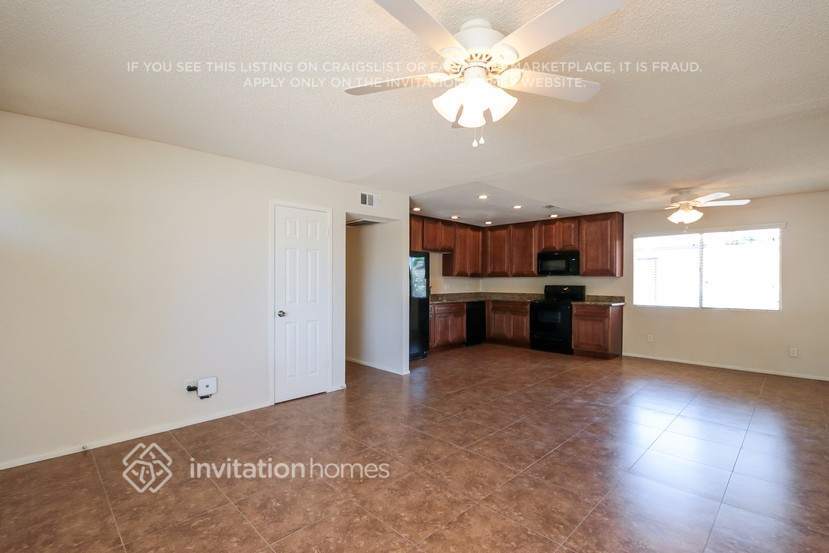 Building Photo - 955 S Pioneer