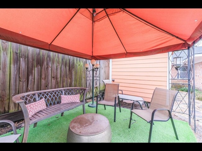 Building Photo - 9910 Pine Lake Dr