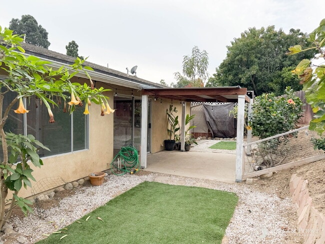 Building Photo - 2 Bedroom Duplex for Rent in Camarillo!