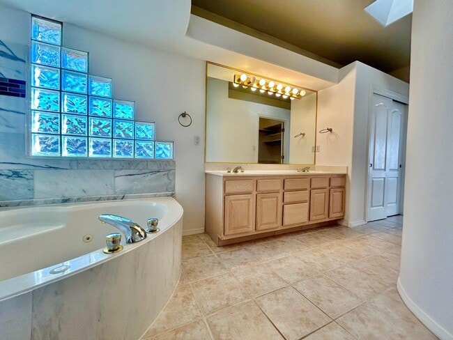 Building Photo - 711 Tramway Pl NE