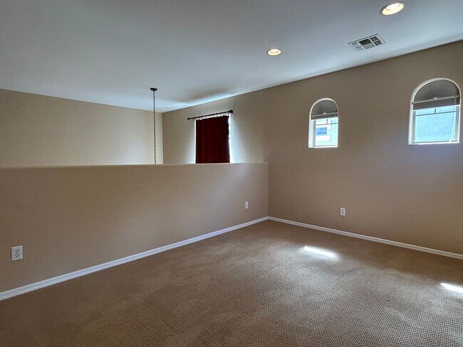 Building Photo - 5 Bed 4 Bath Beautiful Gilbert Home - Gated Community On Golf Course