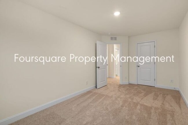 Building Photo - Townhome! | Back Patio with Privacy Fence|...