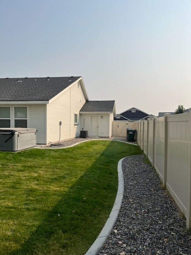 Building Photo - Gorgeous 3 bed 2 ba home with  just off Hubbard Rd and Rapid Creek Way in Kuna