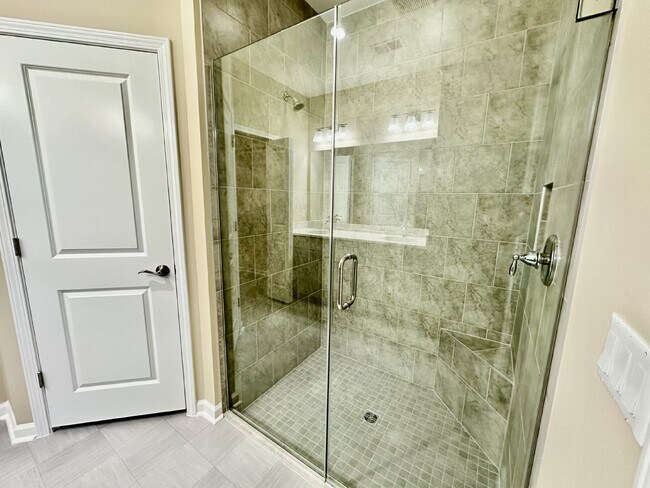 Building Photo - Gorgeous Home with a Private Pool Ready to...