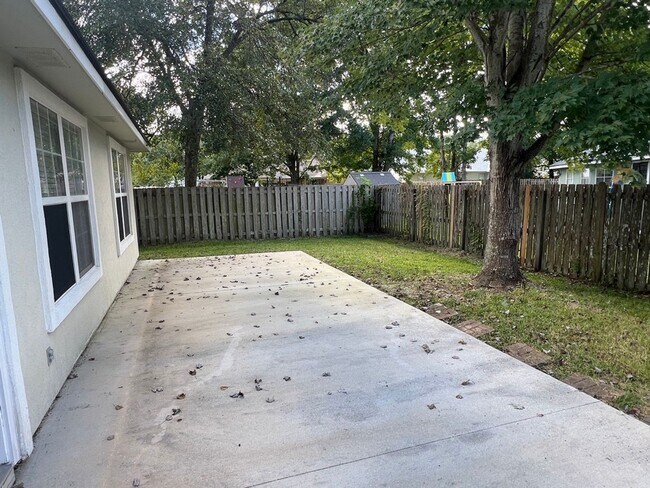 Building Photo - 3BR/2BA Available Immediately