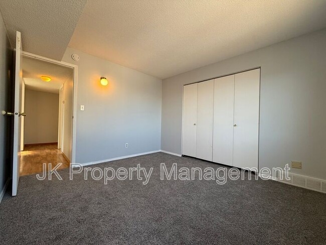 Building Photo - 2300 14th Ave S