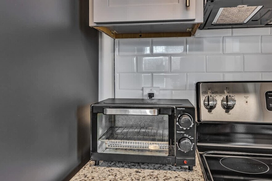 Building Photo - 928 S Miami Blvd